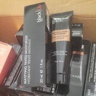 Black Up Matifying Tinted Moisturizer, with color code MT02 Praline golden brown.