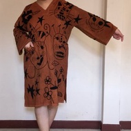 改良式高山族風格連衣裙，當地織紋棉布，手工繡貓咪圖案。