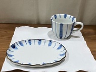2件組 儀式感 生活 手作 手繪 陶瓷 杯盤組 瓷器 陶瓷杯 陶瓷盤 青花瓷 白瓷 白色 藍色 線條 杯子 盤子 咖啡杯 茶杯 午茶杯 橢圓盤 小盤子 波浪邊  落款『仁』文青 單身 優雅 handm