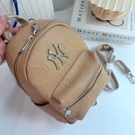 เข้าครบสีค่ะ 💕 กระเป๋าแบรนด์ MLB กระเป๋า เป้ วัสดุหนังนิ่ม  เปิดปิดด้วยซิปคู่ มี 3 ช่องใช้งาน สายสะพ