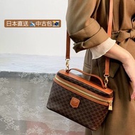 🇯🇵日本中古包/日本中古飾物，供應商買手長居日本，定期日本連線，中古包現貨探店！日本買手當地入貨☑️實拍📸

⬇️精選中古包推介：
日本直送✈️Celine經典棕色老花手提斜孭袋 

尺寸：約21*7