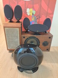 音響喇叭長青樹，長期被受追棒，慳位有型KEF 5.1 全套(跟10寸双面超低音)。獨特優雅綱琴黑面。正常使用，有網，無花崩良好外型！(淨要10寸低音$1400,全套要$2680)