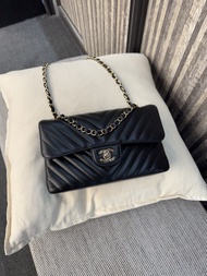 非常新淨抵用💕 Chanel Classic Flap Bag 23cm 黑金V紋 CF23