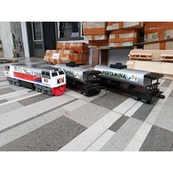 A set of miniature wooden train cc206 and 2 tank carriages