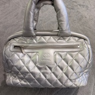 CHANEL香奈兒Coco Cocoon全皮雙C羽絨保齡球包，超級能裝，鐳射清晰！