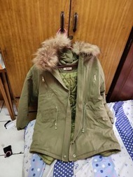 一件綠色韓國厚外套，ㄧ件黃色羽絨外套長，另外ㄧ件黑色外套，另外ㄧ件全新韓國特別外套