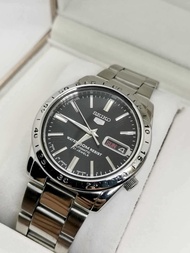 นาฬิกา Seiko 5​ ​ Automatic ฝาหลังกระจก​ โชว์​เครื่อง กลไกลระบบเครื่อง 7s26 หน้าดำ​WATER50M RESIST ข