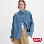 Levis 女款 寬鬆微落肩版牛仔襯衫外套 / 精工輕藍染石洗 / 寒麻纖維 熱賣單品