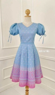 N704 ชุดเดรสผ้าทอลายเนื้อไหมมัดหมี่ ทอไล่สีพิเศษ แขนโบว์ผูก กระโปรงทรงบานย้วย แปดชิ้น สีสวย หวานมากค