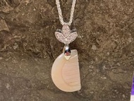 鹽源瑪瑙梳雕刻吊墜