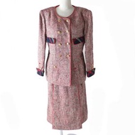 【持續更新】成色極佳 ★ 罕見復古香奈兒 (CHANEL) 女款外套半裙套裝，飾有 Coco 紐扣，多色，尺寸 40/40，法國製造