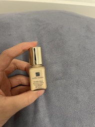 雅詩蘭黛（Estée Lauder）粉持久完美持妝粉底液的 7ml 迷你旅行裝