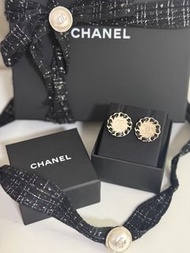 Chanel 經典皮穿鏈牌型耳環 earrings