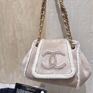 CHANEL. 麂皮毛毛鍊條包🩵奶呼呼超可愛