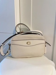 歐美牌子 Coach 氣質款百搭米白色單肩包 斜揹袋 手袋 單肩袋 側背包 grained leather beige white color camera bag cross body bag