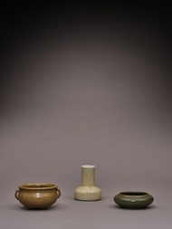 A crackle-glazed mallet vase, a Ge-type incense burner and a teadust-glazed washer, Qing dynasty | 清