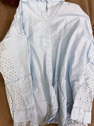 正韓設計師品牌淺藍色襯衫，背後為開衩星星挖空設計