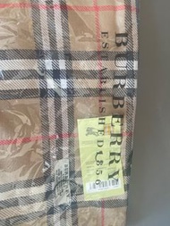 Burberry 格紋羊絨圍巾