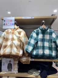 ✔UNIQLO เสื้อผ้าเด็กญี่ปุ่นสำหรับเด็กผู้ชายและเด็กผู้หญิง2023ฤดูหนาวลายสก๊อตกันลมมีซิปผ้าฟลีซแจ็คเก็ตคอตั้งให้ความอบอุ่น461149