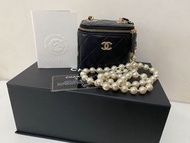 （熱爆款）Chanel 黑色羊皮CC logo珍珠鏈小盒子