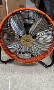 夏天必備 ARH牌風扇220v圓筒型風扇🔥🔥 特點：輕身、薄身、集中、風壓大18吋$330 20吋$350 220V，另有110v版本地盤專用尺寸諮詢客服，荃灣門市交收或寄貨