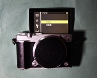 Nikon 1 J5 20.8MP  บันทึกภาพสุดน่าทึ่งด้วยความเร็วในการถ่ายภาพต่อเนื่องที่เร็วอย่างเหลือเชื่อถึง 20 ภาพต่อวินาทีเมื่อใช้การติดตามระยะโฟกัสอัตโนมัติและวิดีโอสูงสุดถึง 4K ด้วยจอภาพ LCD ปรับเอียงขึ้นได้ 180° รวมถึงหน้าจอสัมผัส ระบบควบคุมแบบปรับเองทั้งหมด เอ็