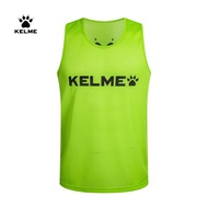 KELME เสื้อกั๊กฟุตบอลสำหรับผู้ชายเสื้อฝึกพิมพ์ลายเสื้อกล้ามฟุตบอลเสื้อเจอร์ซีย์กีฬา8051BX1001