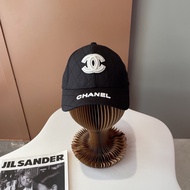 PRADA222 White Simple Triangle Label Knitted Hat 3037