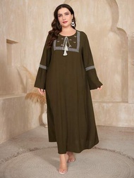 SHEIN Najma 大尺碼波希米亞風格流蘇連身裙,刺繡&amp;繫帶細節設計和鈴鐺袖
