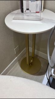 圓形白色雲石紋茶几連金色腳
