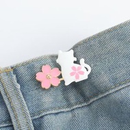 【免縫紐扣】櫻花小貓款牛仔褲收腰神器 腰圍調節扣 褲子調節扣 萬能扣 褲頭調整扣 收腰扣 調節扣 牛仔褲扣 腰圍調整扣 褲扣 褲頭調整扣 可拆鈕扣 收腰鈕扣 改腰圍鈕扣（平行進口）