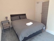 En-Suite Double-Bedroom in the Heart of Salford Manchester CR4 Perfect for Short Stays