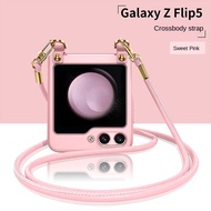 KISSCASE เคสสายคาดที่คล้องคาดตัวหรูหราสำหรับ Samsung Z Flip5 5G Flip4 Flip3ปกป้องกล้องมาการอนสีทึบแฟชั่นสายไหล่แนวทแยงป้องกันการสูญหายคอพีซีแข็งผิวเกล็ดน้ำแข็งโทรศัพท์กันกระแทก ZFlip5เคส Galaxy ด้านหลัง