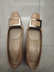 Roger Vivier 裸色漆皮方扣低跟鞋 39碼