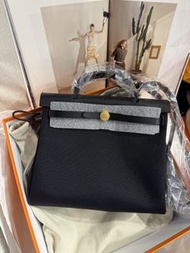 門市現貨～Hermes Herbag 31 黑金帆布 B stamp