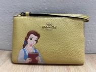 Coach x Disney公主聯名系列款單層手拿包-貝兒公主黃色下標前請先告知 請勿直接下標