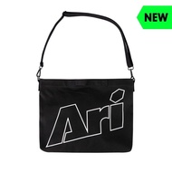 กระเป๋าสะพายไหล่ ARI SHOULDER BAG - FREE SIZE ของแท้ (เพิ่มค่าธรรมเนียมLazada 5%)