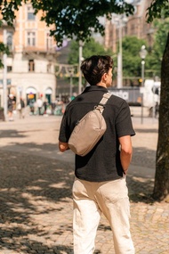 Pacsafe V 五大專利防盜 防盜探險斜肩包 腰包 4L 卡其色#60141