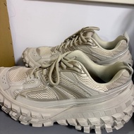 巴黎世家 輪胎鞋 蛋殼色 42號