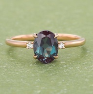 獨一無二的橢圓形亞歷山大變石鑽石訂婚戒指