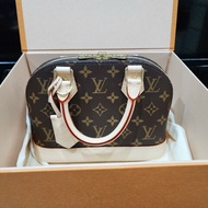 全新離櫃未使用 Lv alma bb M53152貝殼包~