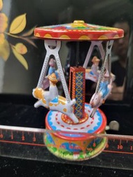古董旋轉木馬鐵皮玩具