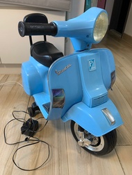 Vespa 兒童電動車 (已叉唔到電，唔知係電池已壞要更換/ 定係架車已壞）