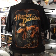 cp เสื้อยืดผู้ชาย [S-5XL]เสื้อยืด OLP ลิขสิทธิ์แท้ HARLEY-DAVIDSON OF UBON RATCHATHANI - VINTAGE GOL