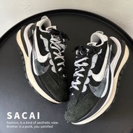 [二手] NIKE VAPORWAFFLE SACAI BLACK AND WHITE 黑灰白 解構 US8.5 CV1363-001 裸鞋