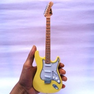 Miniatur Gitar Fender Stratocaster Yngwie Malmstem