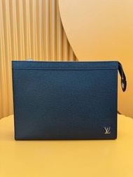 100%🆕 LV Pochette Voyage Taiga Handbag 牛皮革 手拿包 中號 黑色