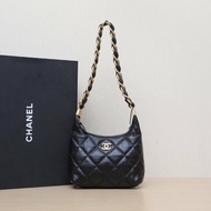 CHANEL 24AHobo22.5黑色羊皮晶片開金扣粗皮穿鏈肩帶肩背包
