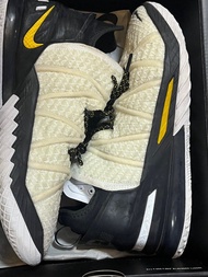Nike LeBron 18 籃球鞋