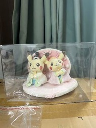 【首選 結婚禮物】比卡超 結婚公仔 寵物小精靈 寶可夢 中心 -  Pokemon Center 比卡超 比卡丘 Pikachu 女兒節公仔 (連透明禮物盒)